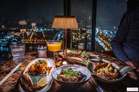 Restoran Paling Romantis 2025 Bukan yang Gelap, Tapi yang Sajikan Menu Berdasarkan Data Biometric Pasangan